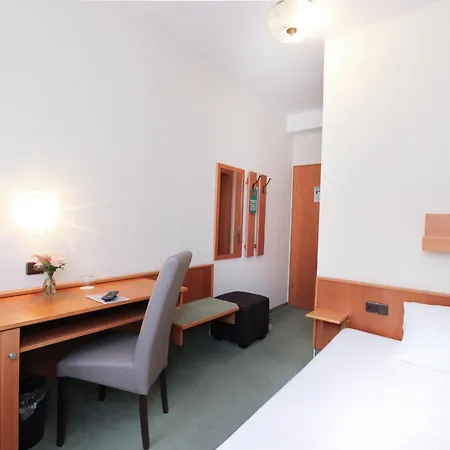 City Hotel Wuerzburg Отель 2*